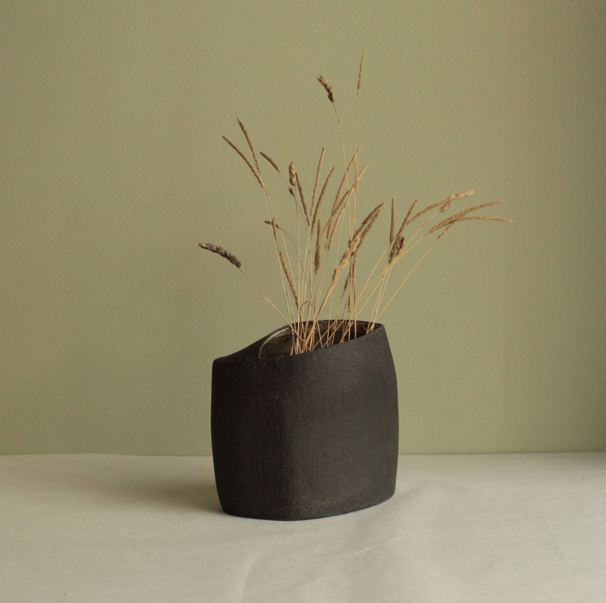 Black vase 1