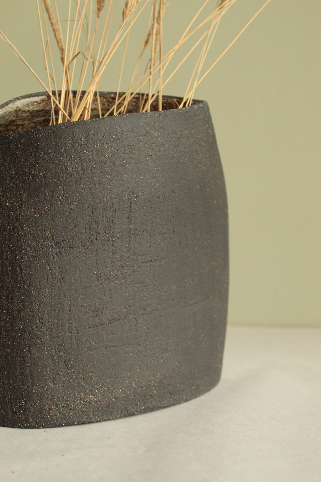 Black vase 1