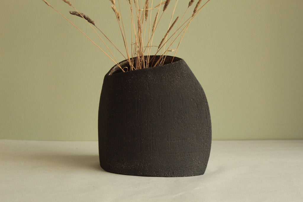 Black vase 1
