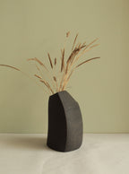 Black vase 1