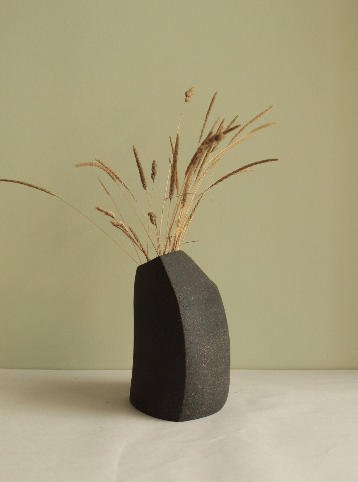 Black vase 1