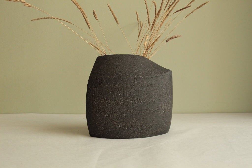 Black vase 1