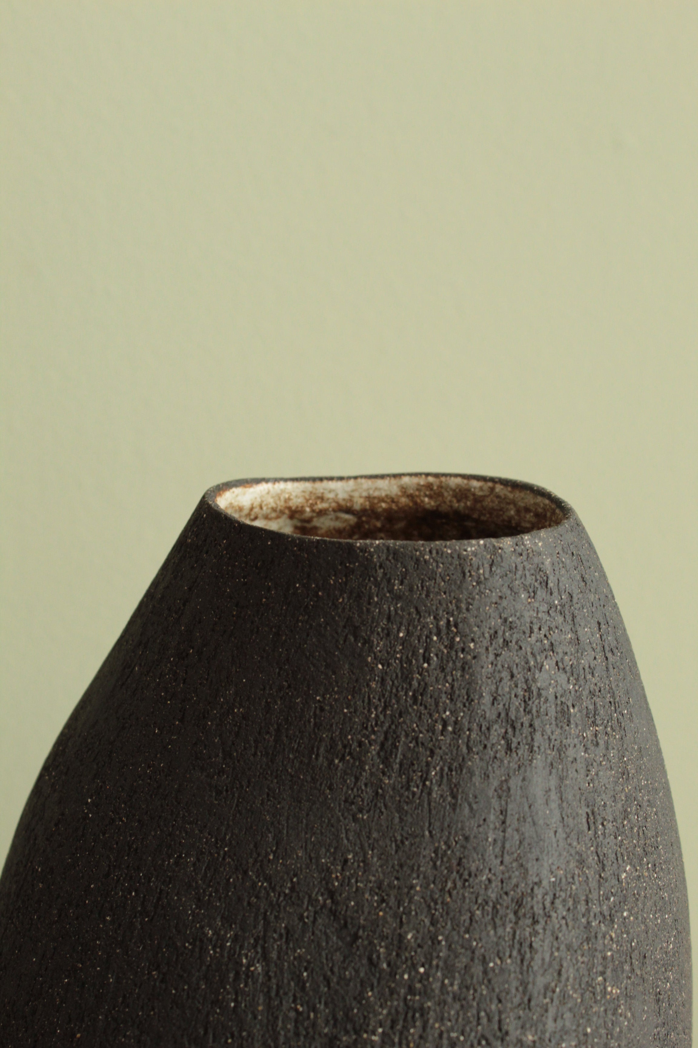 Black vase 2