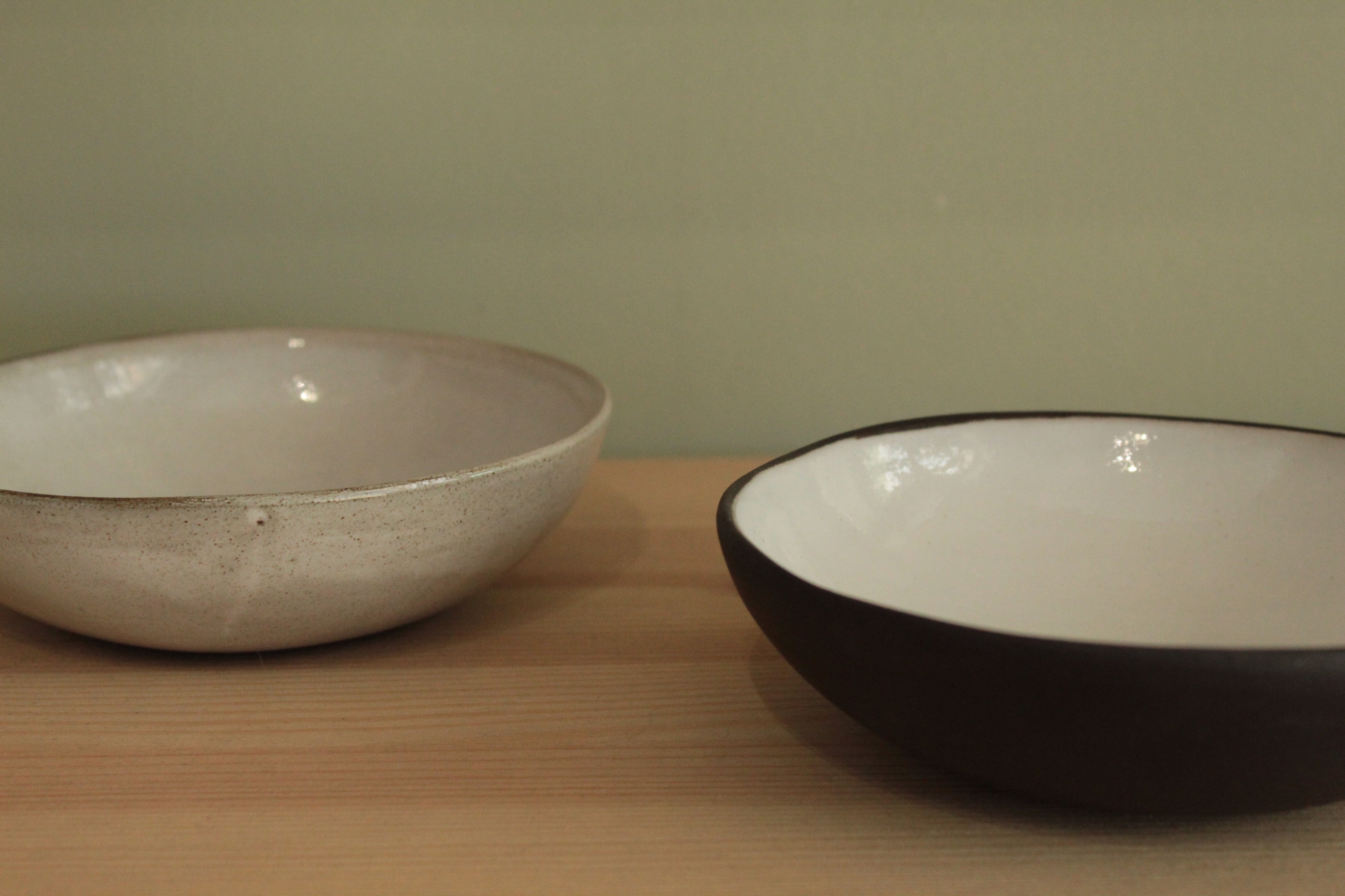 Shallow black&white or white bowl
