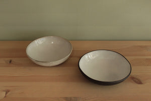 Shallow black&white or white bowl