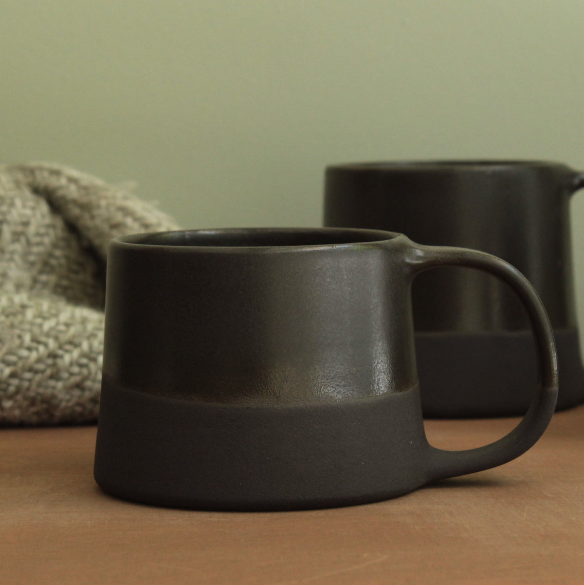 300/400ml Black on black mug